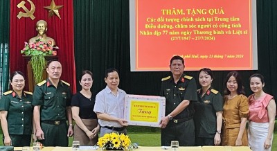 Bộ chỉ huy quân sự tỉnh Thừa Thiên Huế đến thăm và tặng quà cho người có công cách mạng đang nuôi dưỡng tại Trung tâm Điều dưỡng, chăm sóc người có công