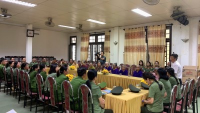 Đoàn Thanh niên, Công đoàn, Hội Phụ nữ Công an thành phố Huế thăm  người có công nhân dịp kỷ niệm 135 năm Ngày sinh Chủ tịch Hồ Chí Minh