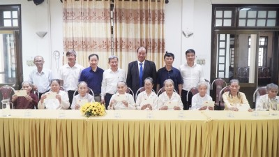 Lãnh đạo thành phố thăm, tặng quà người có công tại Trung tâm điều dưỡng, chăm sóc người có công