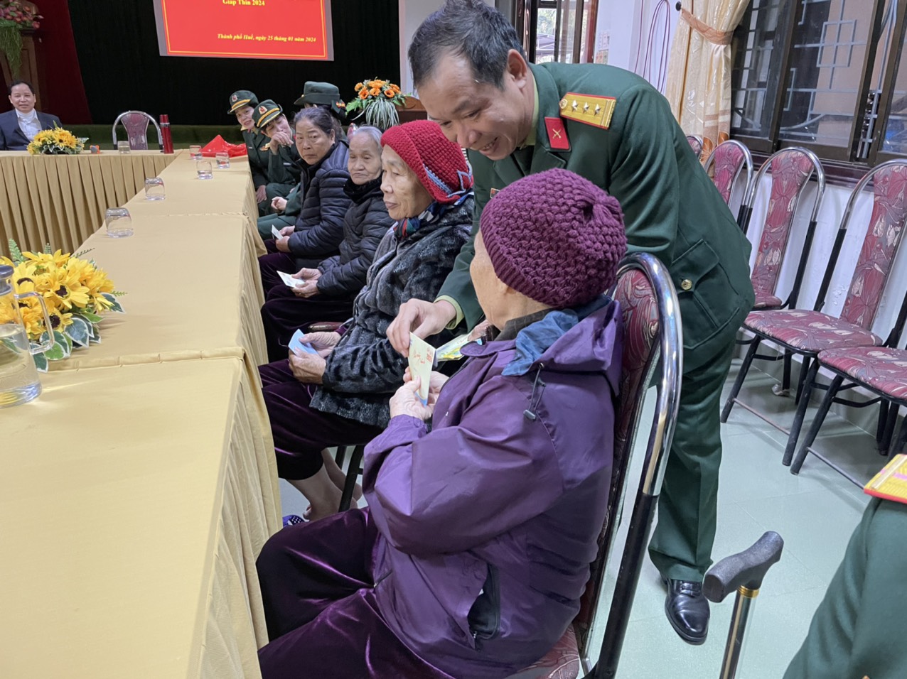 Bộ chỉ huy quân sự tỉnh Thừa Thiên Huế đến thăm, tặng quà tại Trung tâm Điều dưỡng, chăm sóc người có công