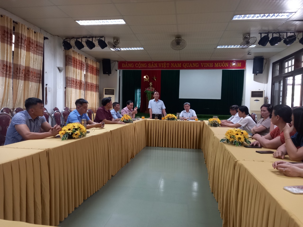 Các đồng chí Lãnh đạo Sở Nội vụ thành phố Huế đến thăm và làm việc  với Trung tâm Điều dưỡng, chăm sóc người có công